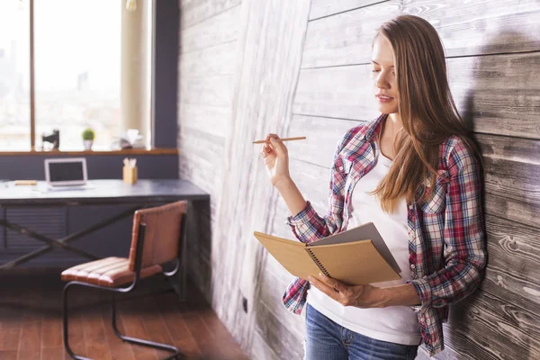 Mujer con bloc de notas en las manos — Foto de Stock