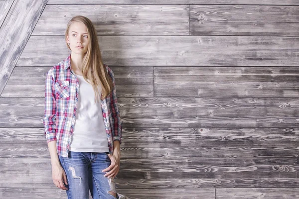 Femmina contro muro di legno — Foto Stock