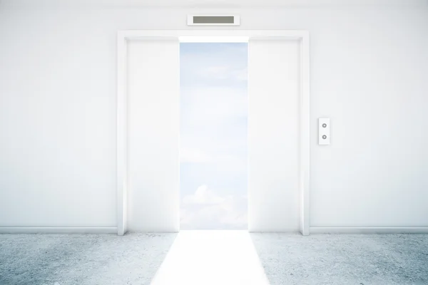 Лифт с видом на небо — стоковое фото