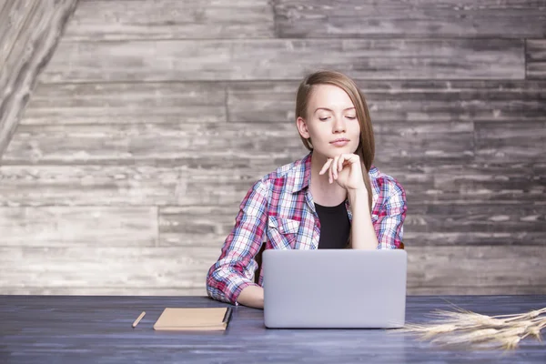 Kobieta oglądająca laptopa — Zdjęcie stockowe