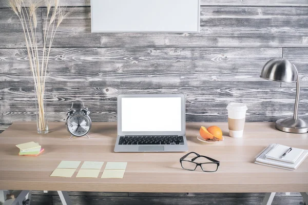 Yaratıcı tasarımcı masaüstü beyaz dizüstü bilgisayar