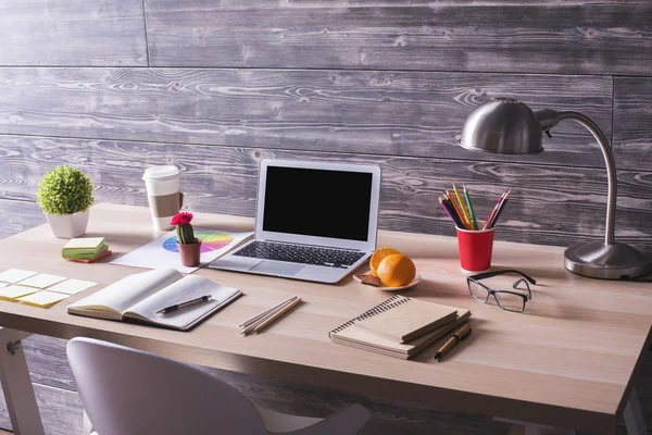 Dizüstü bilgisayar ile yaratıcı çalışma alanı