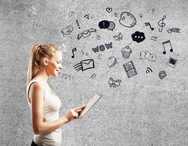 dokunmatik yüzey kullanan kadın