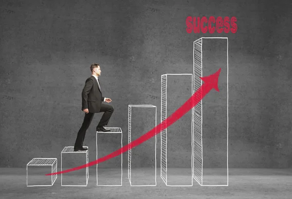 Homem de negócios escalando no gráfico de negócios — Fotografia de Stock