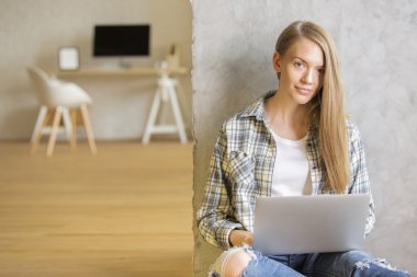 zemin üstünde laptop ile kız