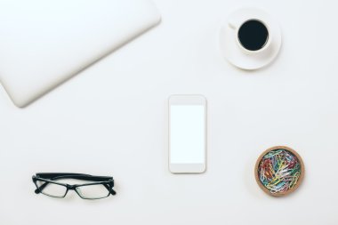 Beyaz ofis masaüstü öğeleri ile