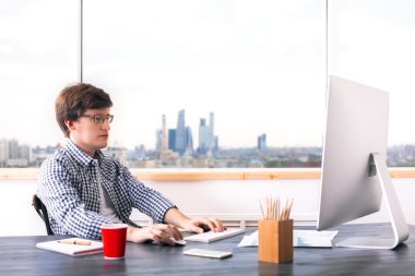 Bilgisayar kullanan adam 