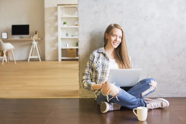 Frau benutzt Laptop im Innenraum — Stockfoto