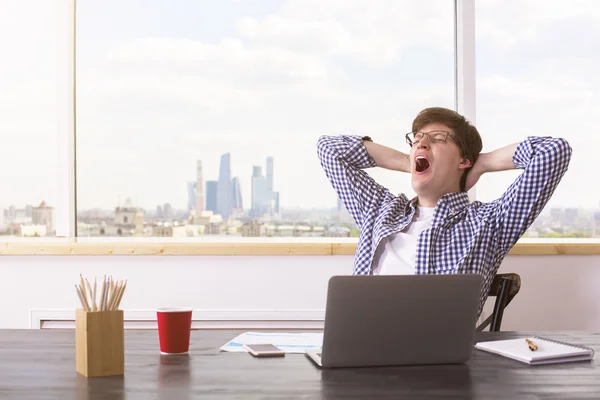 Hombre bostezando cansado en la oficina — Foto de Stock