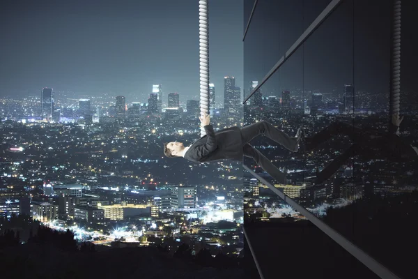 Man climbing building at night — Stock Photo, Image