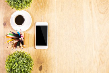 Telefon, kalem ve bitkiler