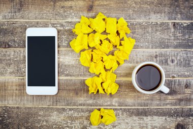 Fikir kavramı kahve ve telefon