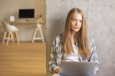 Erkek katta dizüstü bilgisayar ile