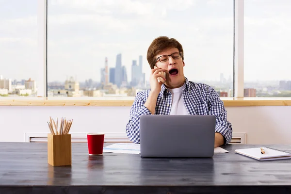 Hombre bostezando en el teléfono — Foto de Stock