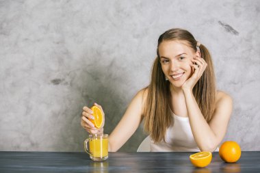 Gülümseyen kadın portakal sıkma