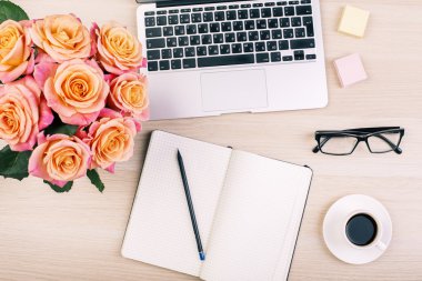 Kadının masaüstü ile çeşitli öğeleri