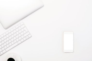Klavye ve beyaz telefon