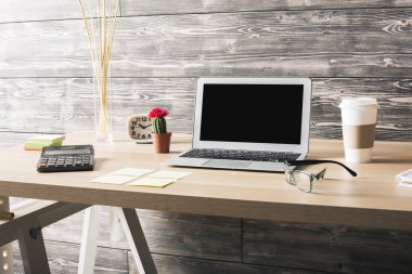 Masa üzerinde boş dizüstü bilgisayar