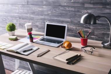 Masaüstü ile dizüstü yan