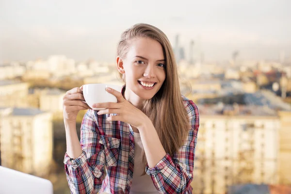 Sonriente chica bebiendo café — Foto de Stock