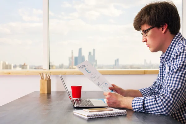 Mann analysiert Geschäftsbericht — Stockfoto