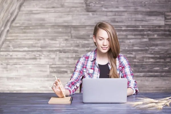 Frau mit Bleistift mit Laptop — Stockfoto