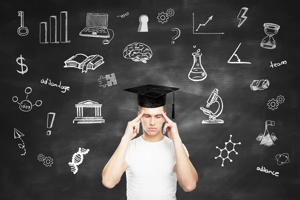 Conceito de graduação com homem pensativo — Fotografia de Stock