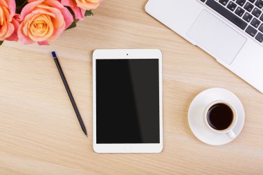 Tablet kadın masaüstünde