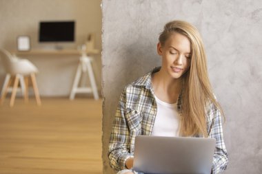 Yerde dizüstü bilgisayar ile Kadın