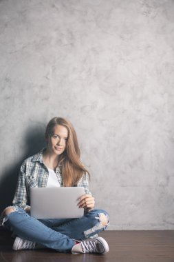 bilgisayar kullanan çekici kadın