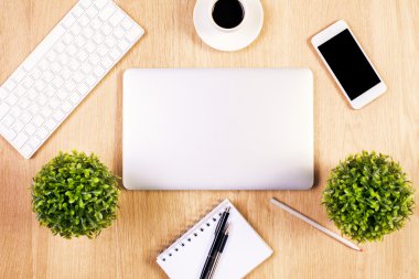 Masa başında kapalı dizüstü bilgisayar