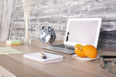 Masaüstü dizüstü bilgisayar ve turuncu