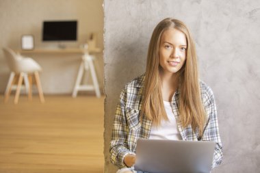 Yerde defter olan kız