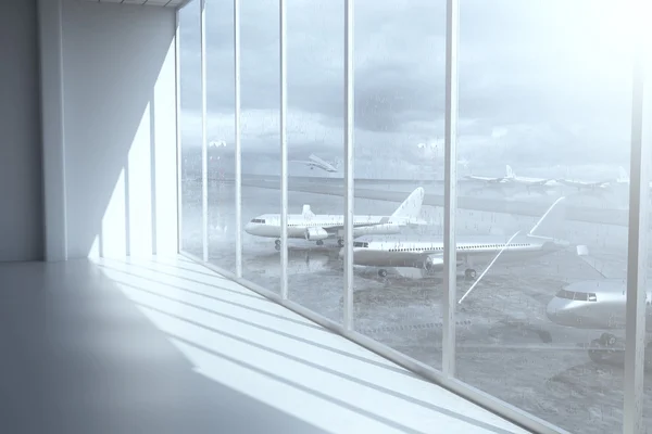 Aeroporto terminal interior com luz do dia e janelas com vista para aviões. Renderização 3D — Fotografia de Stock