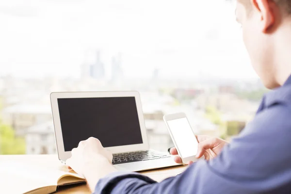 Man met telefoon en laptop — Stockfoto