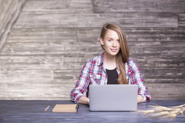 Donna sorridente utilizzando il computer portatile — Foto Stock