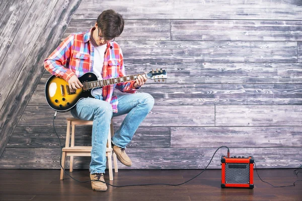 Ung kille spela gitarr — Stockfoto