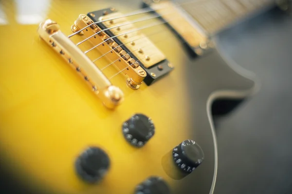 Guitarra eléctrica amarilla — Foto de Stock