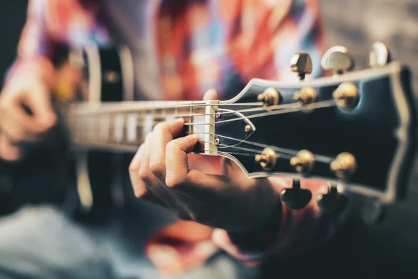 Uomo che suona la chitarra — Foto Stock