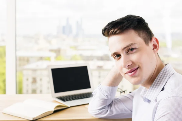 Man med laptop och bok — Stockfoto