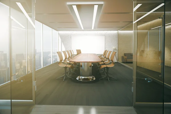 Open glazen deur onthullen moderne conferentieruimte interieur met plafondlampen, blanco whiteboard op bakstenen muur, houten vloer en panoramisch raam met uitzicht op de stad. — Stockfoto