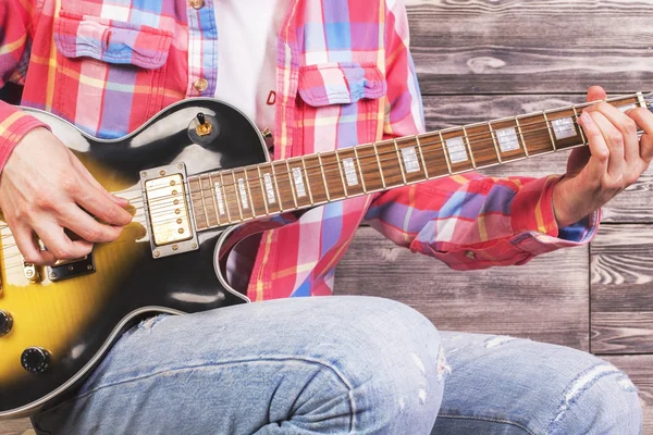 Ragazzo suonare la chitarra primo piano — Foto Stock