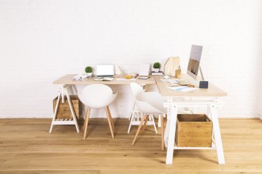 Yaratıcı tasarımcı çalışma alanı ile iç