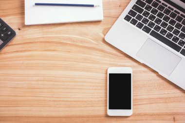 Ofis masa üzerinde telefon