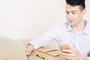 Cep telefonu ve dizüstü bilgisayar kullanarak