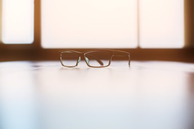 Üstünde parlak okul sırası ile pencere arka plan arkadan aydınlatmalı gözlük