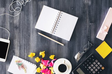 Dağınık office masaüstü Not Defteri ile