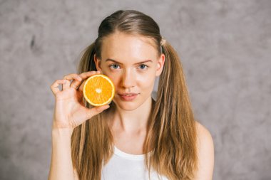 Bayan yarım portakal ile