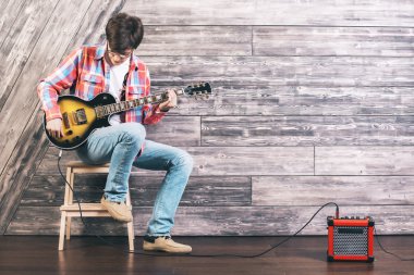 Gitar çalan genç adam