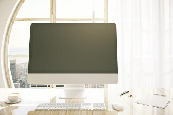 Schreibtisch aus Holz mit Monitor — Stockfoto